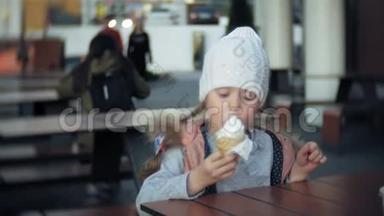 穿白色针织帽子<strong>的</strong>可爱学步<strong>女孩</strong>吃冰淇淋