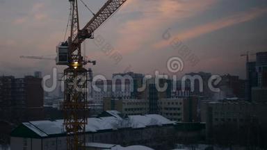 冬季黄昏时分在建筑工地的吊车工作，4k