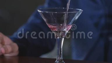 慢动作，近距离拍摄红色鸡尾酒被马丁尼玻璃。