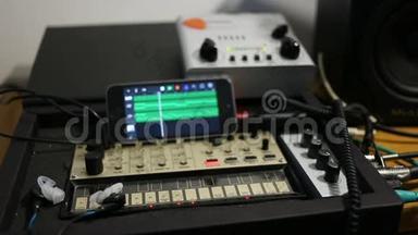 一排排模拟MIDI控制器。 <strong>声音</strong>均衡的音乐装置
