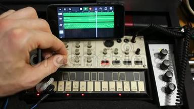 一排排模拟MIDI控制器。 <strong>声音</strong>均衡的音乐装置