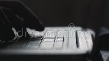 现代笔记本电脑键盘上的<strong>手</strong>轴。 <strong>手</strong>指键入文本。 <strong>关门</strong>