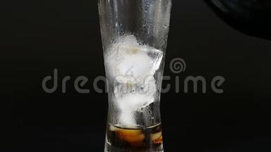 把塑料瓶里的可乐倒进一杯冰