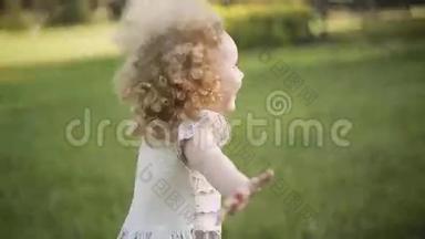 奔跑在绿色草地上的小女孩