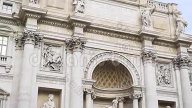 大门上的雕塑和古董艺术浮雕。 库存。 中世纪欧洲的名胜古迹。 大门入口