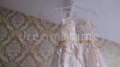 象牙花边连衣裙粉彩色调为女孩。 为新娘准备好漂亮的白色婚纱。 令人惊叹的<strong>婚纱礼服</strong>