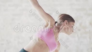 瑜伽的女孩在简短的话题做伸展和倾斜