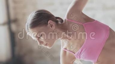瑜伽的女孩在简短的<strong>话题</strong>做伸展和倾斜