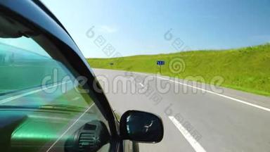 波夫：汽车正沿着俄罗斯阿勒泰的一条公路上的青<strong>山行</strong>驶