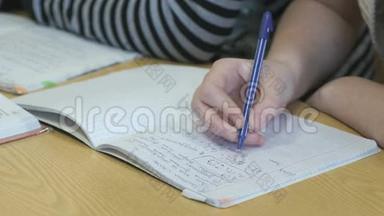 学习者用钢笔在练习本中写课文