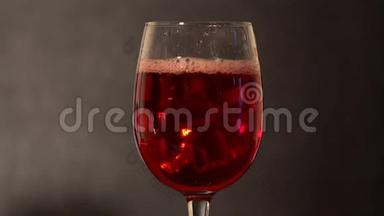 <strong>冰块融化</strong>在一杯红色饮料中。