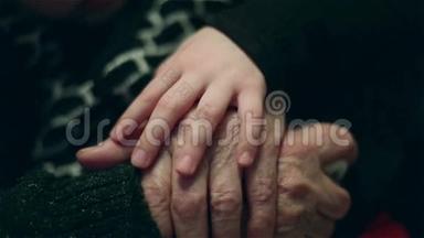 一只小女孩抚摸着老奶奶的手。