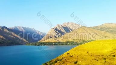 塔什干山脉之间的美丽湖泊。