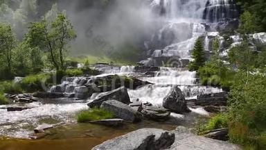 在多雨的天气下在挪威山区瀑布