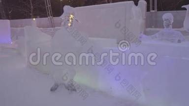 冰人雕塑矗立在冬城的酒吧里。 一个人的雕塑站在冰制的酒吧里。 冰冰
