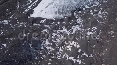 空中俯瞰<strong>冰川</strong>巨大的冰冻冰和岩石碎片，俯视。 <strong>冰川</strong>融化，生态问题和