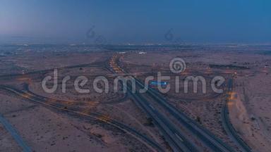 从Ajman到迪拜的一个大城市的高速公路在日出前<strong>日夜</strong>通行。 运输