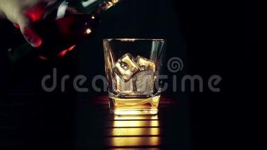 酒吧老板把威士忌倒在杯子里，木桌上放冰块，黑黑的背景，重点放在冰块上，威士忌放松时间
