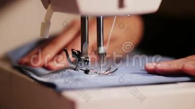 女孩在缝纫机上缝衣服蓝色和黄色的特写针。