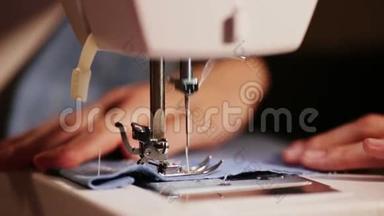 女孩在缝纫机上缝衣服蓝色和黄色的特写针。