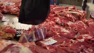 在超市里展示肉制品。 俄罗斯市场。 肉类柜台。 新鲜的肉在桌子上。 <strong>出卖</strong>人的女人