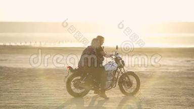 美丽的年轻女子<strong>摩托</strong>车手和他的女朋友<strong>骑摩托</strong>车在沙漠日落或日出。 <strong>骑</strong>自行车的女朋友