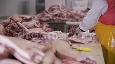 肉类<strong>加工</strong>在肉类<strong>加工</strong>。 食品工业。 肉类厂新鲜生猪肉。