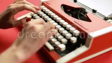 女人亲手打字红色老式打字机