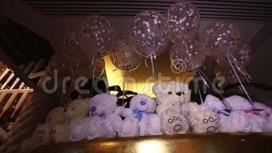 一排坐着的泰迪熊，白色的泰迪熊，氦气球，脖子上戴着蝴蝶的可爱的泰迪熊，柔软的玩具