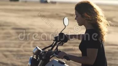美丽的年轻女子<strong>摩托</strong>车手和他的女朋友<strong>骑摩托</strong>车在沙漠日落或日出。 <strong>骑</strong>自行车的女朋友