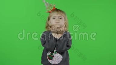 快乐美丽的小<strong>女孩</strong>穿着毛衣和<strong>雪人</strong>。 圣诞节。 色度键