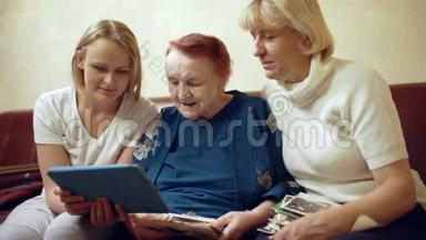 三个女人的家人在触摸板上看照片
