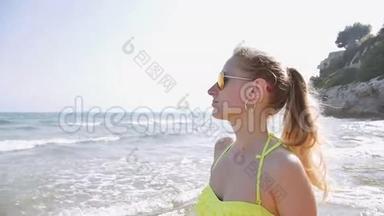 暑假的女人在沙滩上玩，穿着比基尼和飞行员太阳镜在阳光下放松
