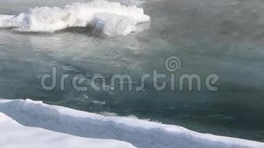泉水在卡顿河的冰面上流淌