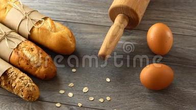 新鲜的自制面包、面粉和鸡蛋放在乡村木桌上。 自然健康的饮食..