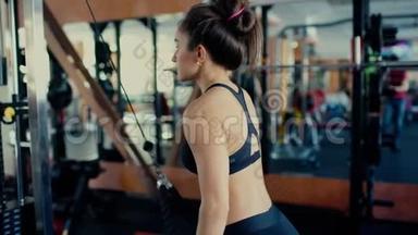 年轻漂亮的黑发女孩在健身<strong>房</strong>里留着长发，在健身<strong>房</strong>4k视频上做运动。