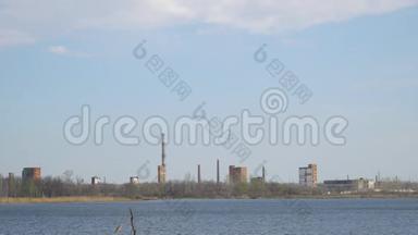 旧的废弃化工厂，河岸上有烟囱
