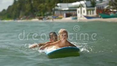 暑假玩海上冲浪板的小孩子