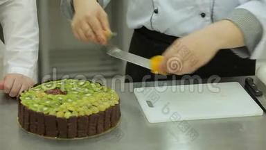 巧克力奶油蛋糕加奇异果和葡萄调味料，上面覆盖着果冻