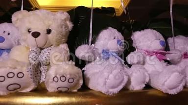 一排<strong>坐</strong>着的泰迪熊，白色的泰迪熊，氦<strong>气球</strong>，脖子上戴着蝴蝶的可爱的泰迪熊，柔软的玩具