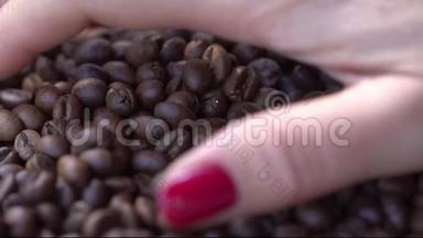 高质量的视频拍摄咖啡豆在真正的1080p慢动作120fps。