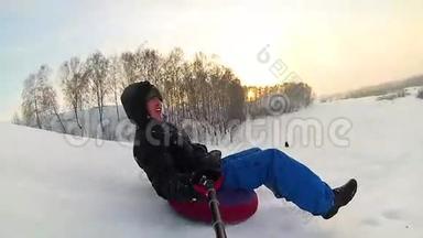 快乐的人骑着雪管在雪道上微笑。慢动作。 <strong>冬天</strong>的雪景。 <strong>户外运动</strong>