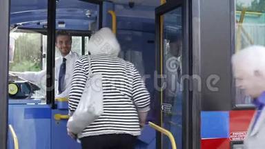 乘客乘坐公共汽车使用通行证及<strong>购票</strong>