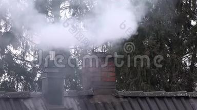 有热气闪烁的房子顶部的吸烟烟囱和烟斗