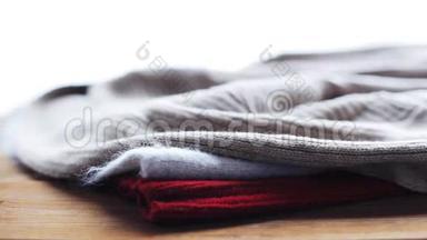 家中木桌上的针织品或羊毛衣