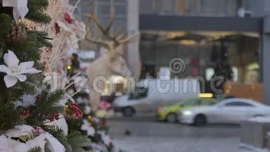挂在树上的圣诞玩具。 背景下，汽车的运动失去了焦<strong>点</strong>。 <strong>喜庆</strong>的气氛。