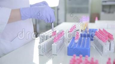 无法辨认的科学家在现代药学、医学实验室对血液进行实验室分析。
