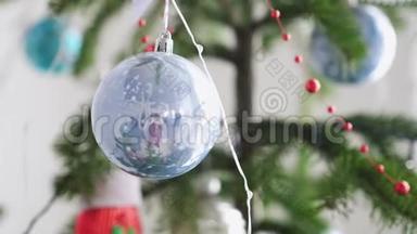 用圣诞玩具<strong>装饰</strong>的圣诞树的特写镜头。慢动作。3840x2160