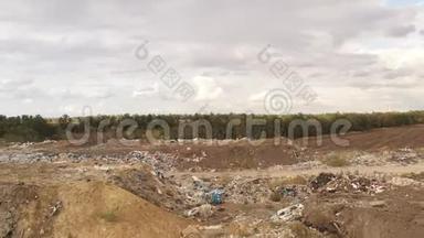 鸟瞰图，分拣现场大垃圾堆.. 垃圾堆放在垃圾场。 消费造成的环境污染