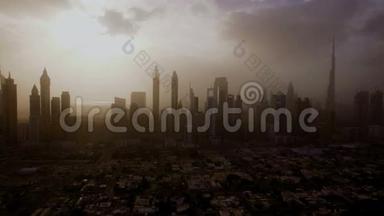 史诗般的城市景观鸟瞰图，巨大的摩天大楼和阳光穿透云层。阿联酋迪拜